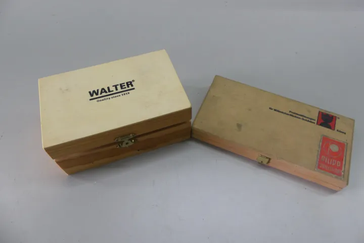 2x Holzkiste mit Inhalt u.a.Schlagstempel Set